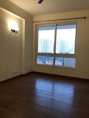 Room in 5 BHK Apartment at Emaar The Palm Springs, Sector 54 – for Rent