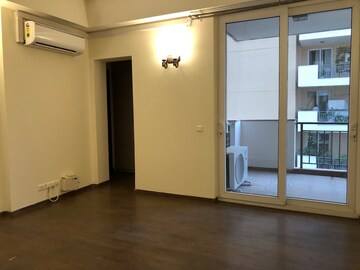 Room in 5 BHK Apartment at Emaar The Palm Springs, Sector 54 – for Rent