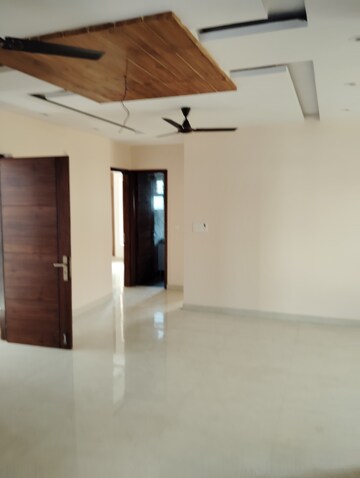 Room in 4 BHK Builder Floor at Sector 37 – for Sale