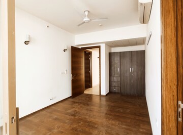 Room in 4 BHK Apartment at M3M Golf Estate, Sector 65 – for Rent