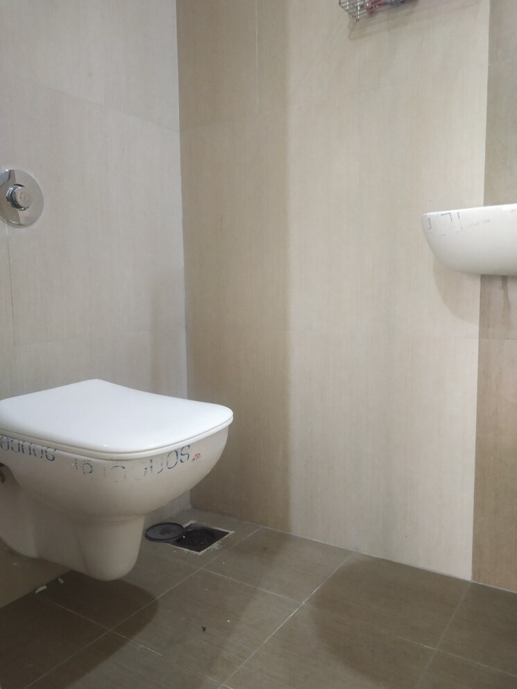 Bathroom, lok-everest 3 Bedroom 1375 Sq.Ft. Apartment In Mulund West Mumbai 7672679
