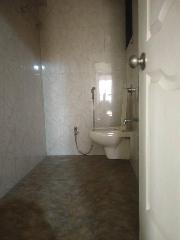 Bathroom, lok-everest 3 Bedroom 1375 Sq.Ft. Apartment In Mulund West Mumbai 7672679