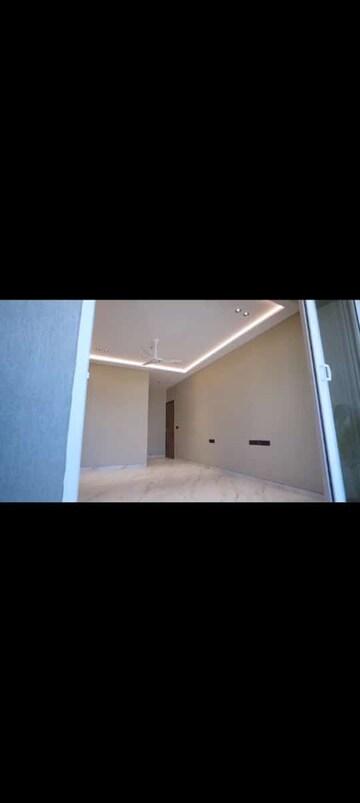 Room in 4 BHK Apartment at Prabhadevi – for Sale