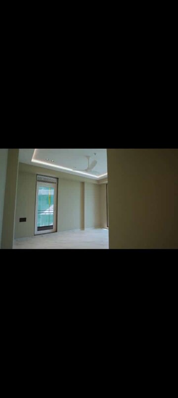 Room in 4 BHK Apartment at Prabhadevi – for Sale