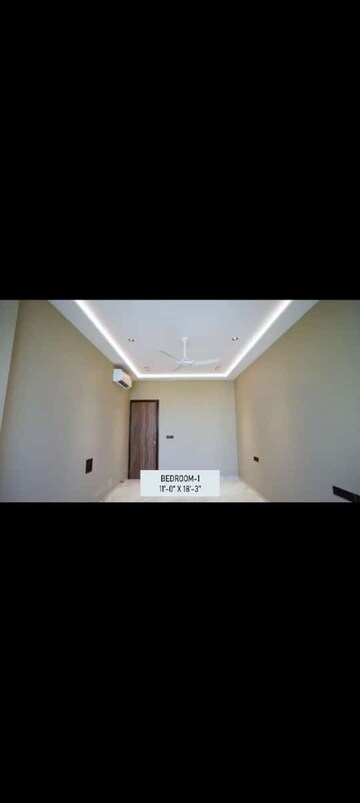 Room in 4 BHK Apartment at Prabhadevi – for Sale