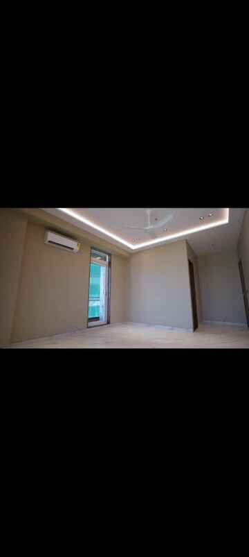 Room in 4 BHK Apartment at Prabhadevi – for Sale