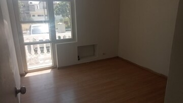 Room in 3 BHK Builder Floor at DLF Hyde Park, South Mullanpur – for Sale