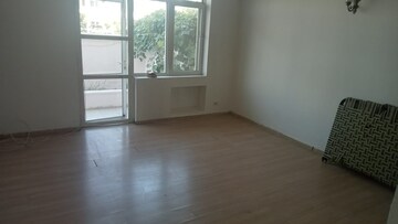 Room in 3 BHK Builder Floor at DLF Hyde Park, South Mullanpur – for Sale
