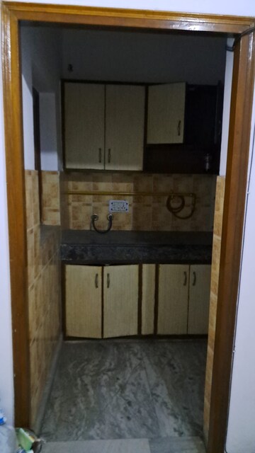 रेसिडेंशियल घर वर्ग फुट फॉर रेंट इन सेक्टर 11 नोएडा  7674058