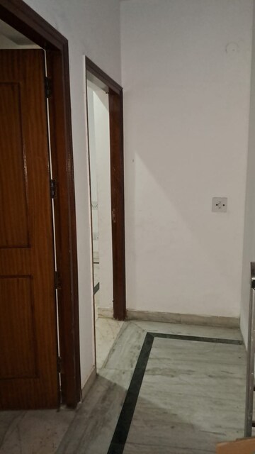 रेसिडेंशियल घर वर्ग फुट फॉर रेंट इन सेक्टर 11 नोएडा  7674058