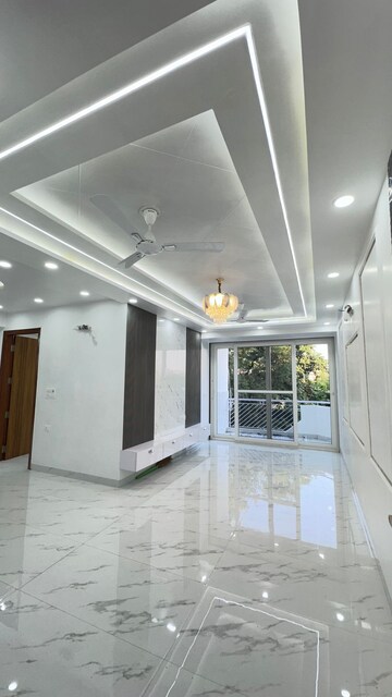 Room in 4 BHK Apartment at Sector 5, Dwarka – for Sale