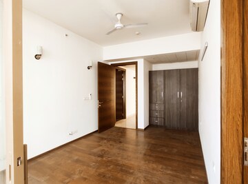 Room in 4 BHK Apartment at M3M Golf Estate, Sector 65 – for Rent