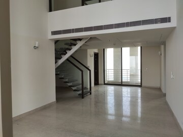 Room in 4 BHK Apartment at M3M Golf Estate, Sector 65 – for Rent