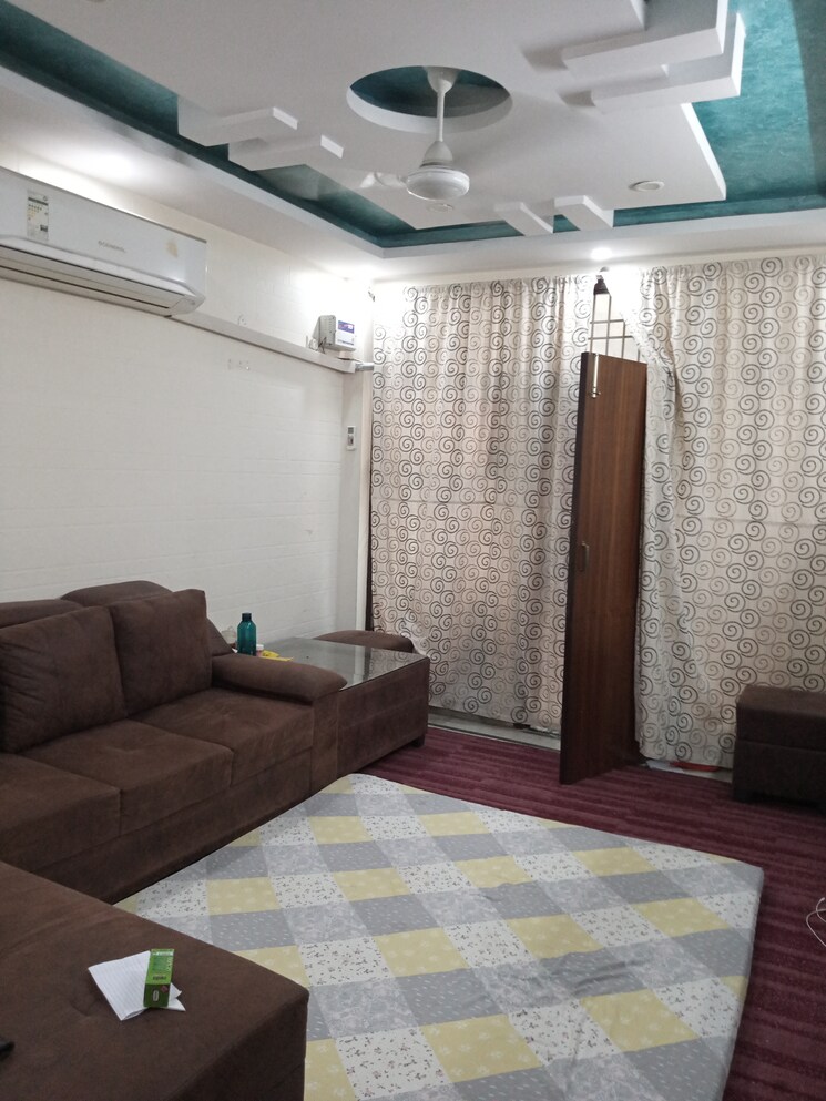 Living Room, jogabai extension 3 Bedroom 100 Sq.Yd. Apartment In Jogabai Extension Delhi 7676084