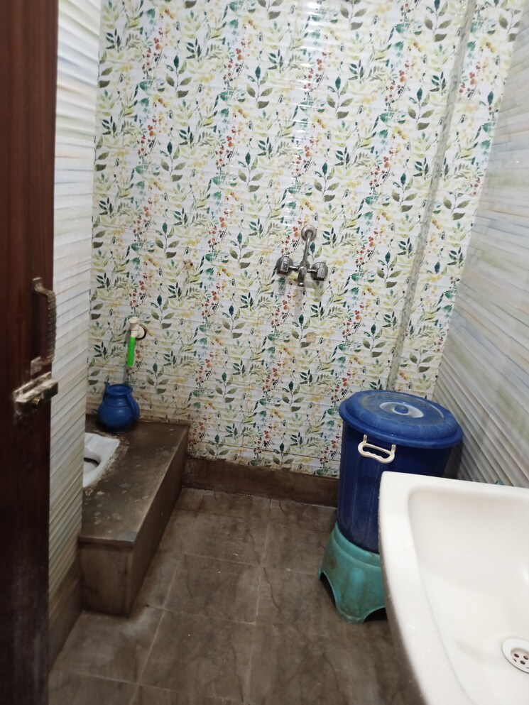 Bathroom, jogabai extension 3 Bedroom 100 Sq.Yd. Apartment In Jogabai Extension Delhi 7676084
