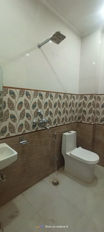 रेसिडेंशियल बिल्डर फ्लोर वर्ग फुट फॉर रेंट इन सेक्टर 15 गुड़गांव  7676854