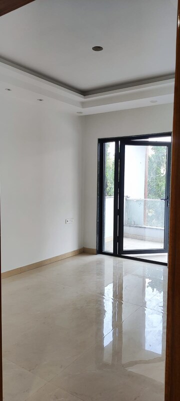 Room in 3 BHK Builder Floor at Bptp Park 81, Sector 81 – for Sale
