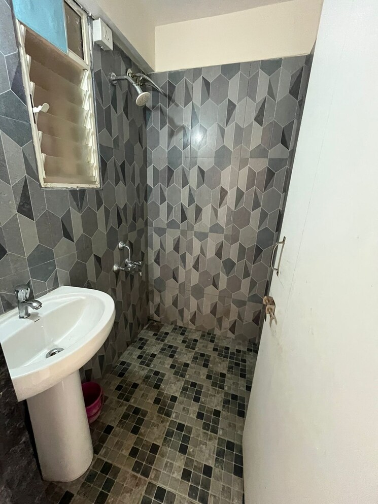 Bathroom, prkriti-surbhi-mangalam 1 Bedroom 600 Sq.Ft. Apartment In Dhanori Pune 7678002