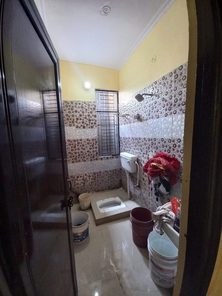 Bathroom, kailash-puram 3 Bedroom 106 Sq.Yd. Builder Floor In Sadarpur Ghaziabad 7679125
