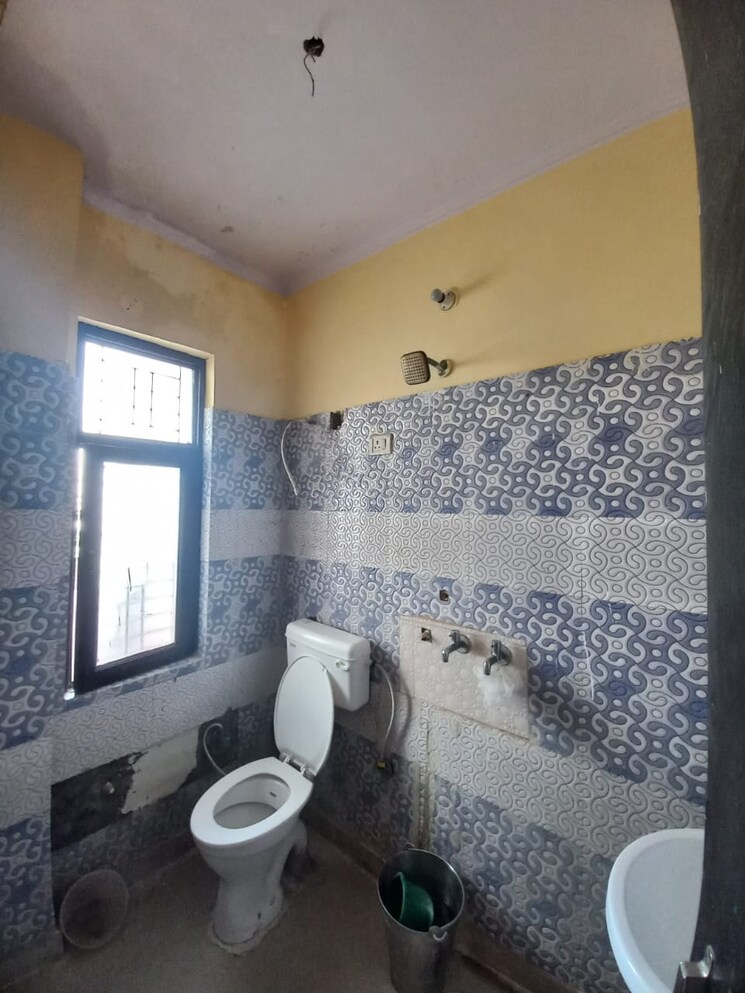 Bathroom, kailash-puram 3 Bedroom 106 Sq.Yd. Builder Floor In Sadarpur Ghaziabad 7679125