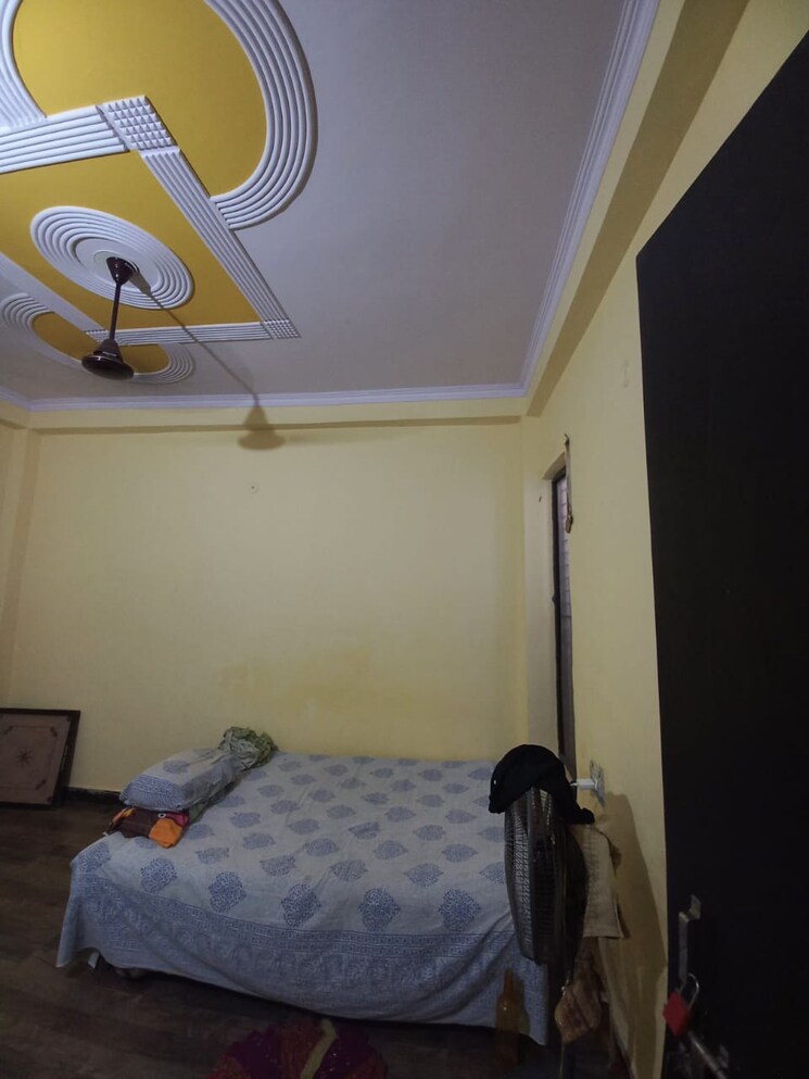 Room, kailash-puram 3 Bedroom 106 Sq.Yd. Builder Floor In Sadarpur Ghaziabad 7679125