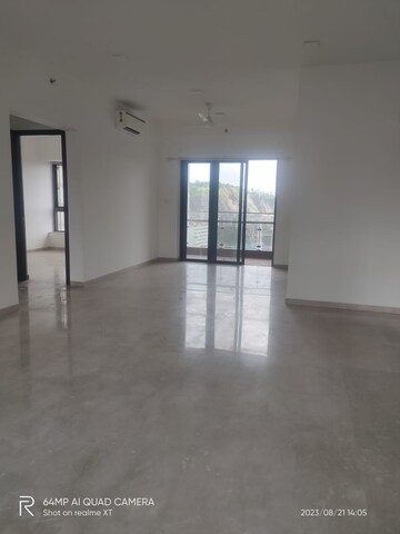 Room in 3.5 BHK Apartment at Shapoorji Pallonji Vicinia, Powai – for Sale