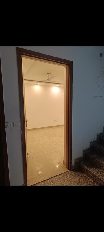 Room in 3 BHK Independent House at Chattarpur – for Sale