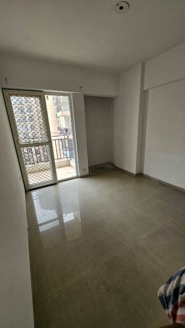 Room in 3 BHK Apartment at RG Luxury Homes, Sector 16b Greater Noida – for Sale