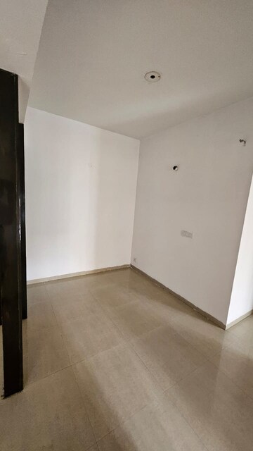 Room in 3 BHK Apartment at RG Luxury Homes, Sector 16b Greater Noida – for Sale
