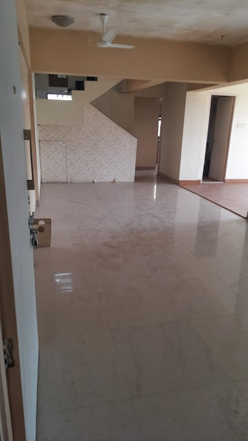 Room in 4 BHK Apartment at Mahalaxmi – for Sale
