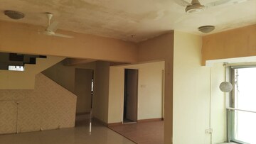 Room in 4 BHK Apartment at Mahalaxmi – for Sale