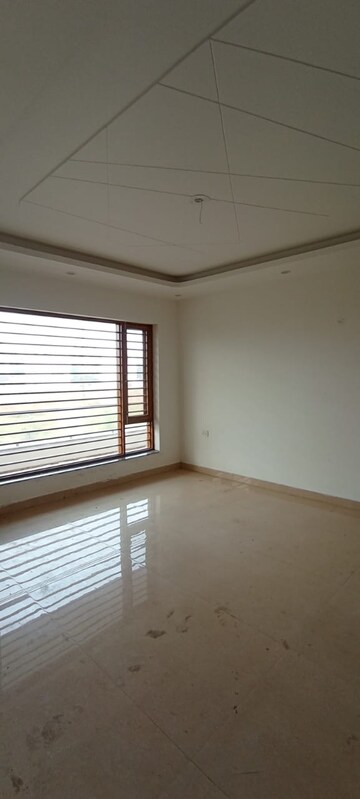 Room in 3 BHK Builder Floor at BPTP Park Central, Sector 85 – for Sale