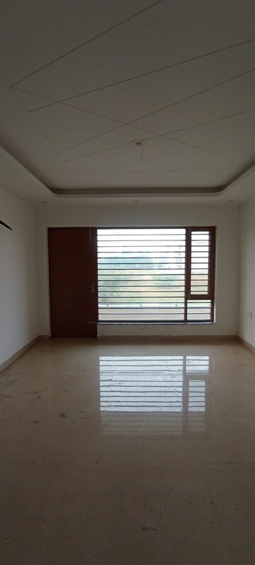 Room in 3 BHK Builder Floor at BPTP Park Central, Sector 85 – for Sale