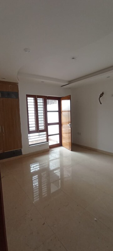 Room in 3 BHK Builder Floor at BPTP Park Central, Sector 85 – for Sale