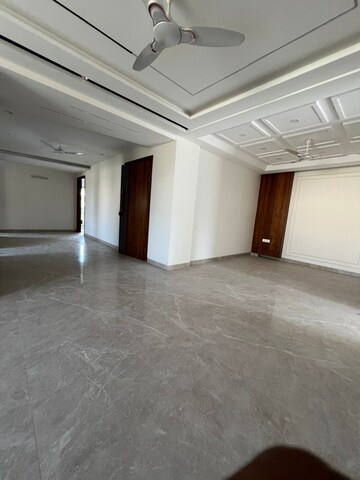 Room in 4 BHK Builder Floor at Ansal API Versalia, Sector 67a – for Sale