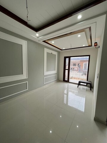 Room in 3.5 BHK Independent House at Ghazipur – for Sale