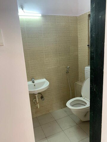 रेसिडेन्शियल फ्लॅट वर्ग फुट फॉर रेंट इन दहिसर ईस्ट मुंबई  7683299