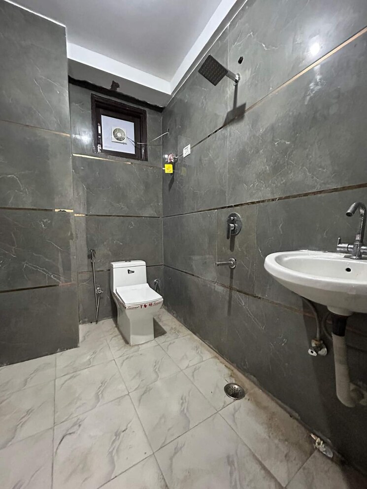 Bathroom, chattarpur 3 Bedroom 150 Sq.Yd. Apartment In Chattarpur Delhi 7683778
