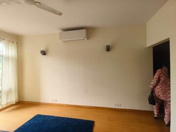Room in 2.5 BHK Apartment at Jaypee Greens Star Court, Jaypee Greens – for Sale