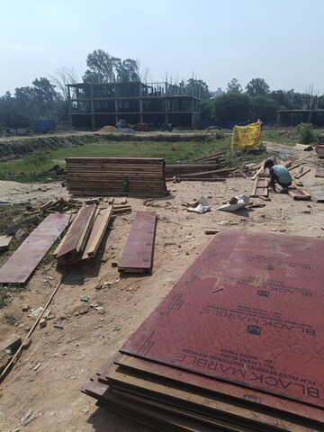 Parking in 3 BHK Builder Floor at Noida Central – for Sale