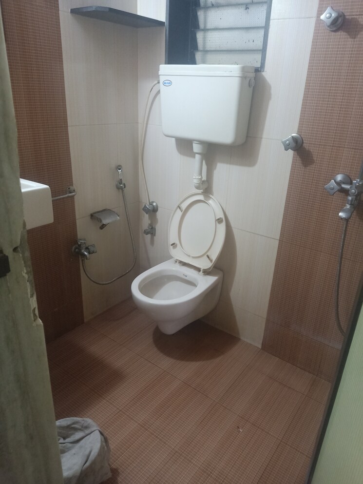 Bathroom, laxmi-park-chs-vartak-nagar 1 Bedroom 490 Sq.Ft. Apartment In Vartak Nagar Thane 7685522