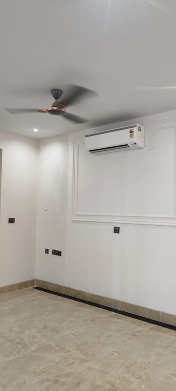 Room in 3 BHK Builder Floor at BPTP Park Central, Sector 85 – for Sale