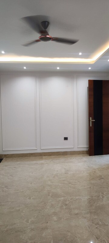 Room in 3 BHK Builder Floor at BPTP Park Central, Sector 85 – for Sale