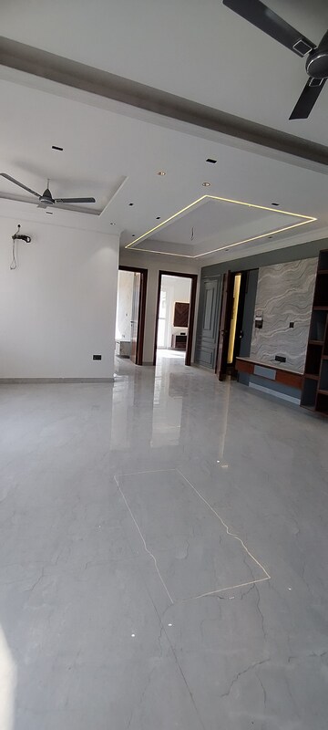 Room in 3.5 BHK Builder Floor at Sector 85 – for Sale