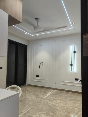 Room in 4 BHK Builder Floor at Bptp Park 81, Sector 81 – for Sale