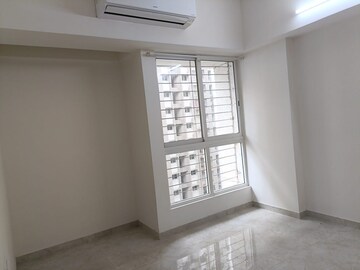Room in 2 BHK Apartment at Lodha Amara, Kolshet Road – for Rent
