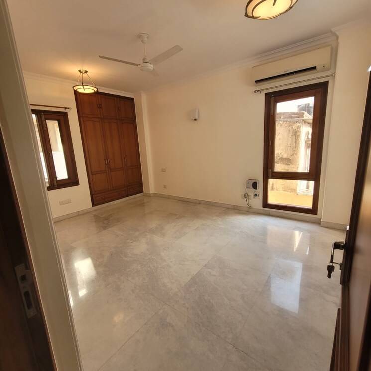 Room, south extension ii 3 Bedroom 4500 Sq.Ft. Independent House In South Extension ii Delhi 7689234