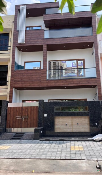 6+ BHK Independent House For Sale in Upsidc Site B