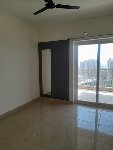 Room in 2 BHK Apartment at Amrapali Golf Homes, Sector 4, Greater Noida – for Sale