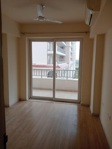 Room in 3 BHK Apartment at DLF The Skycourt, Sector 86 – for Sale